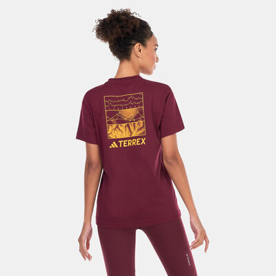 اديداس تيشيرت تيريكس جرافيك التيتيود للنساء أحمر