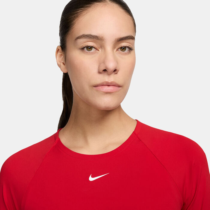 نايكي تيشيرت قصير برو دراي فت للنساء أحمر image number 2