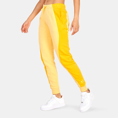 نايكي بنطال سبورتسوير اير ميد-رايز فليس للنساء أصفر