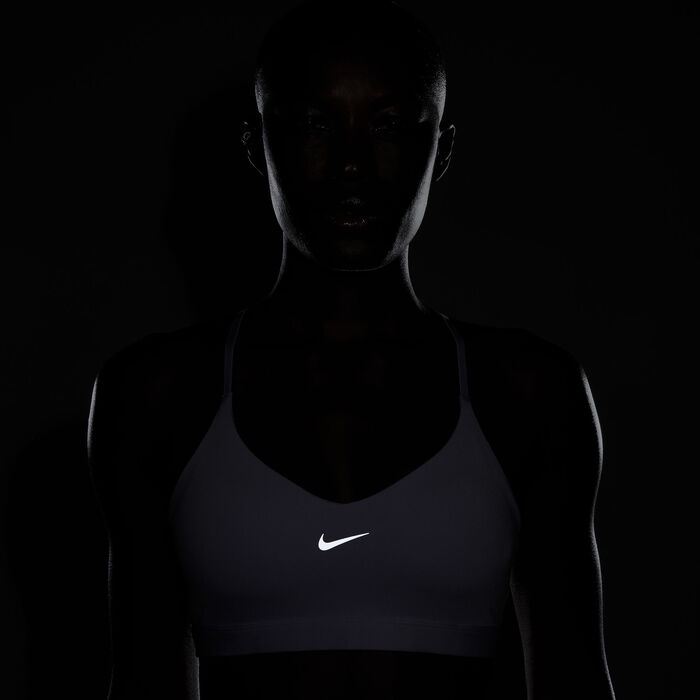 نايكي صدرية رياضية إندي بدعم خفيف مبطن للنساء بنفسجي image number 5