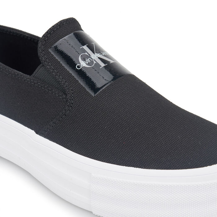 كالفن كلاين حذاء بولد فولكنايزد فلاتفورم سليب اون للنساء أسود image number 4