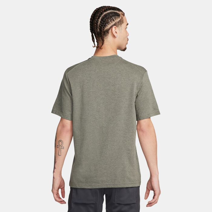 نايكي تيشيرت التمرين برايمري سووش دراي-فِت فيرستايل للرجال أخضر image number 1