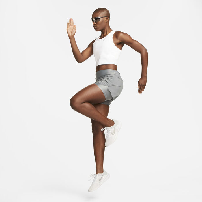 نايكي دراي-فت سويفت شورت الجري 2-في-1 بخصر متوسط وجيوب للنساء - 8 سم (تقريبًا) رمادي image number 7